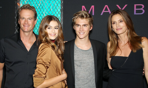 STJERNEFAMILIE: Cindy Crawford og ektemannen har datteren Kaia og sønnen Presley sammen. Begge barna har gått i morens fotspor. Foto: NTB Scanpix STJERNEFAMILIE: Cindy Crawford og ektemannen har datteren Kaia og sønnen Presley sammen. Begge barna har gått i morens fotspor. Foto: NTB Scanpix
